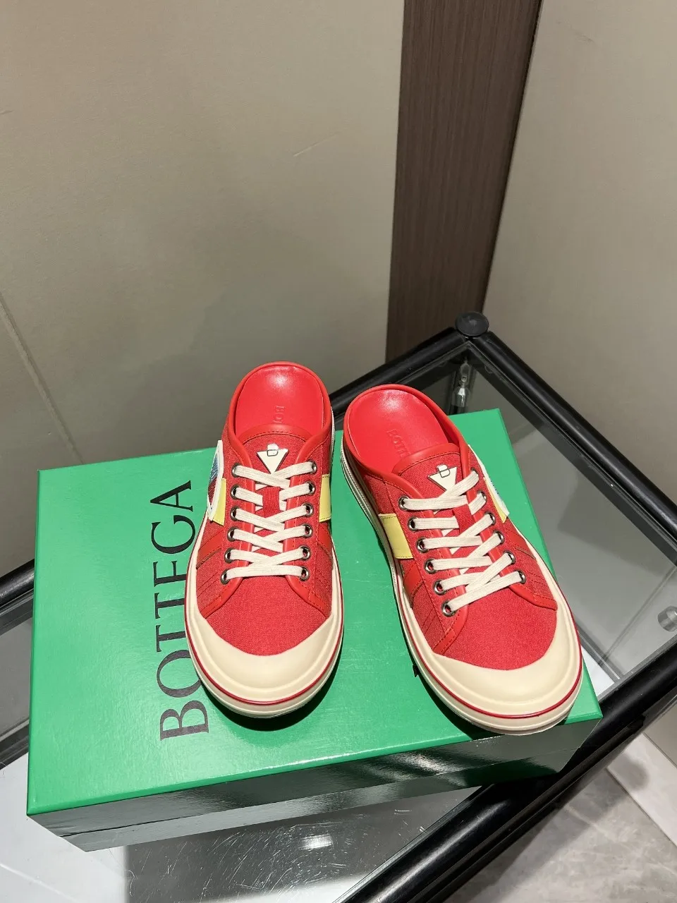 p500🐮🐮Bottega Veneta Bottega Veneta BV’s latest Eliot series retro basketball shoes casual sports canvas shoes will become a god when it is launched! [Celebration] [Celebration] A 1:1 copy of the original version, [Fireworks] original material, [Fireworks] original color system, inspired by retro basketball sneakers, the color combination highlights youthful vitality and perfectly interprets the theme of youth and childlike innocence. The details are also very particular. The summer canvas brings excellent durability and comfort. Designs such as calfskin trim, rubber toe caps and hand-painted retro red lines are full of retro feel. The round toe and convex sole add a modern feel and are suitable for various styles. Easily create a fashionable atmosphere. The upper foot is the focus...can be worn as a couple's shoes...each shoe has more taste and attitude! Fabric: Original customized high-density canvas + cowhide Lining: Original customized breathable canvas Insole: movable latex cowhide insole. Sole: original molded non-slip and wear-resistant TPU material. Sole thickness: 3cm. Size: women's size 35#-40#, men's size 39#-45#.